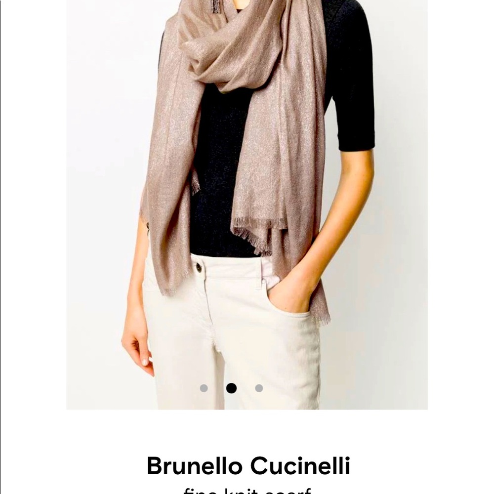 Brunello Cucinelli
fine knit scarf